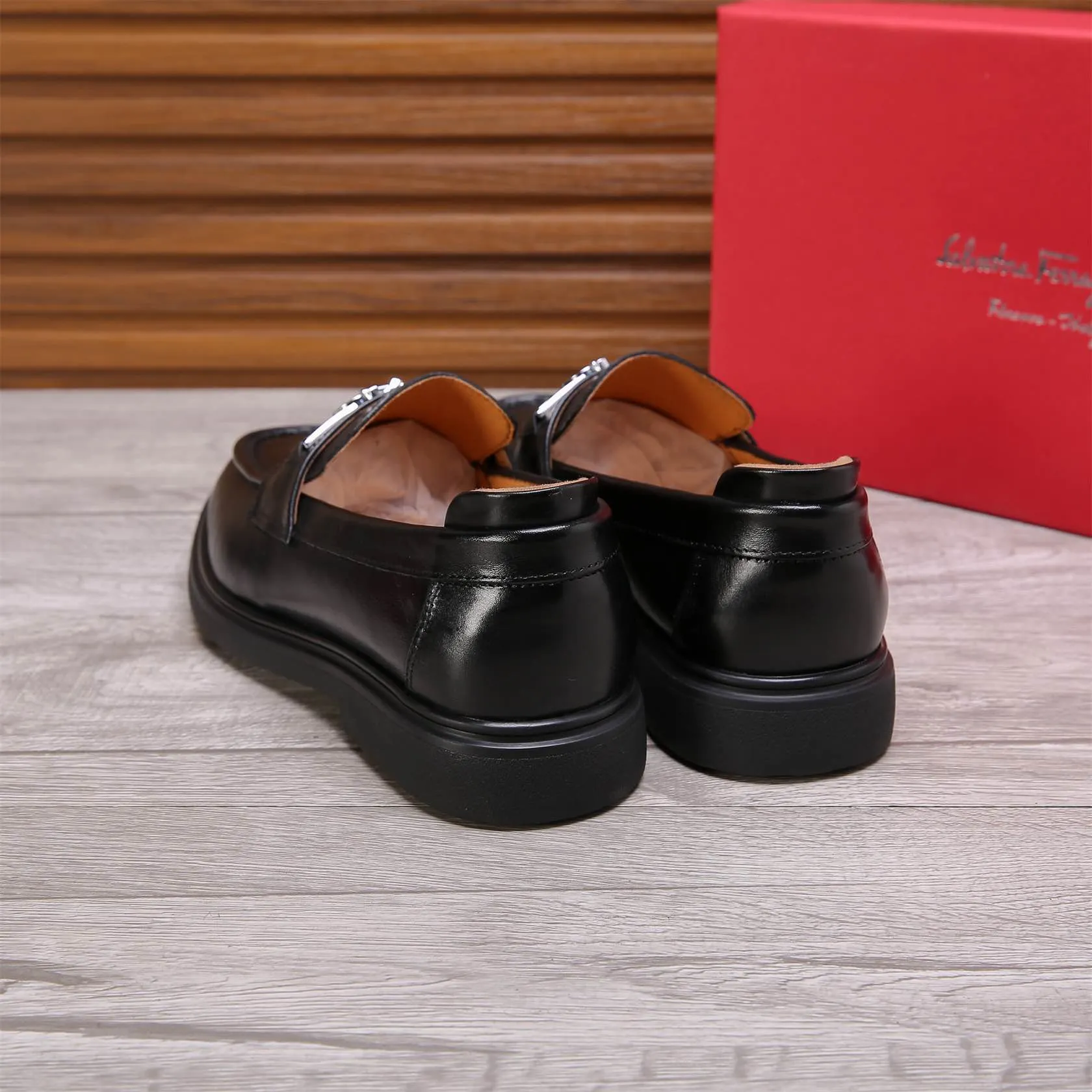 Men's shoes 💰460 🕷🕷🐂【Ferragamo】Ferragamo Popular fashionable casual shoes🇨🇳Official website counter 1:1 production, original mold opening💯Good quality visible, imported high-end first-layer waxed calfskin, water-dyed🐂leather lining🌿very clear texture, high-quality waterproof, non-slip and wear-resistant outsole🎋high quality and low price, truly handmade🍓Black optional! Code number 38-44 (45-46 customized)......